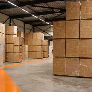 Kho hàng xếp các kiện thùng carton bọc màng co trên pallet
