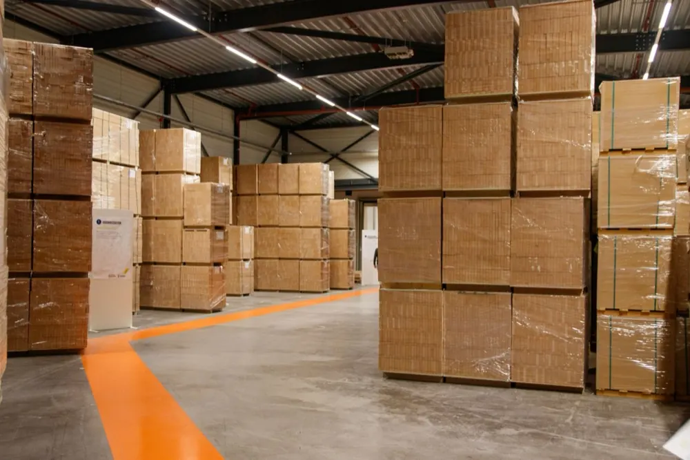 Kho hàng xếp các kiện thùng carton bọc màng co trên pallet