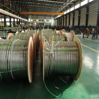 Các cuộn cáp điện lớn xếp hàng trong nhà máy sản xuất