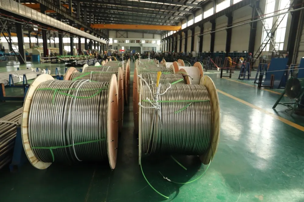 Các cuộn cáp điện lớn xếp hàng trong nhà máy sản xuất