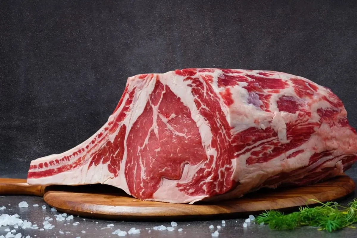 Miếng thịt bò có xương sườn trên thớt