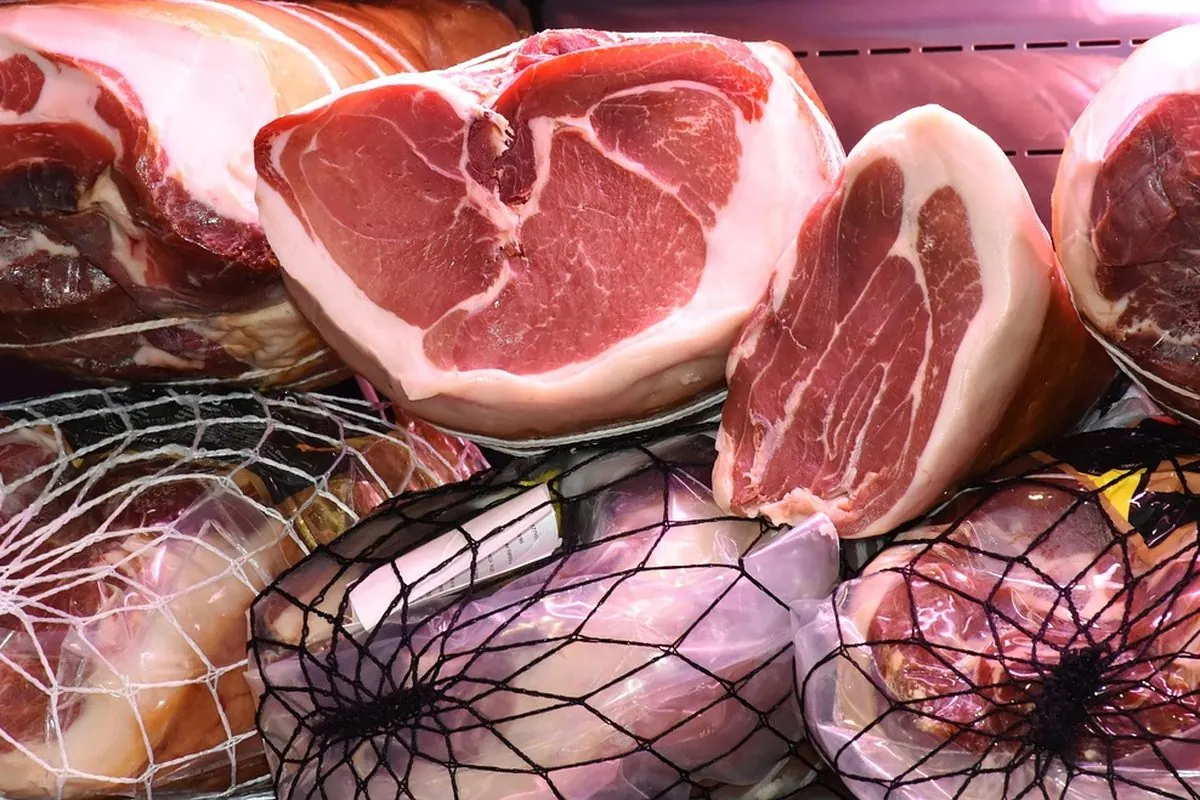 Các khúc đùi lợn tươi có xương và da xếp cạnh nhau