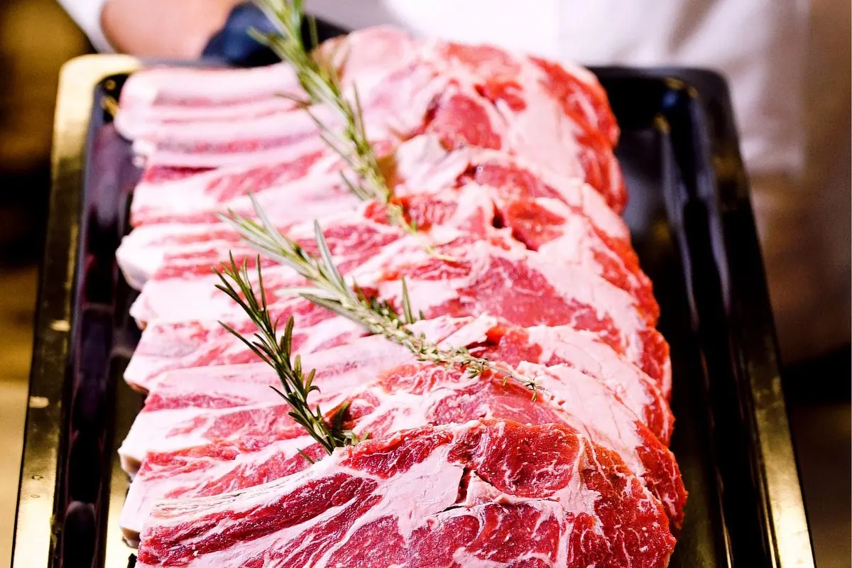 Khay thịt cừu thái lát rắc lá hương thảo