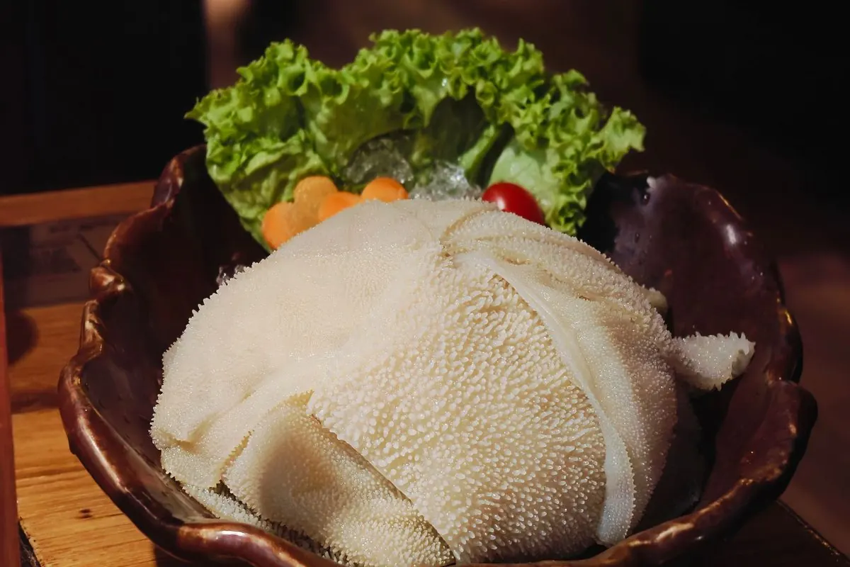 Dạ dày bò trắng bày trên đĩa nhúng lẩu