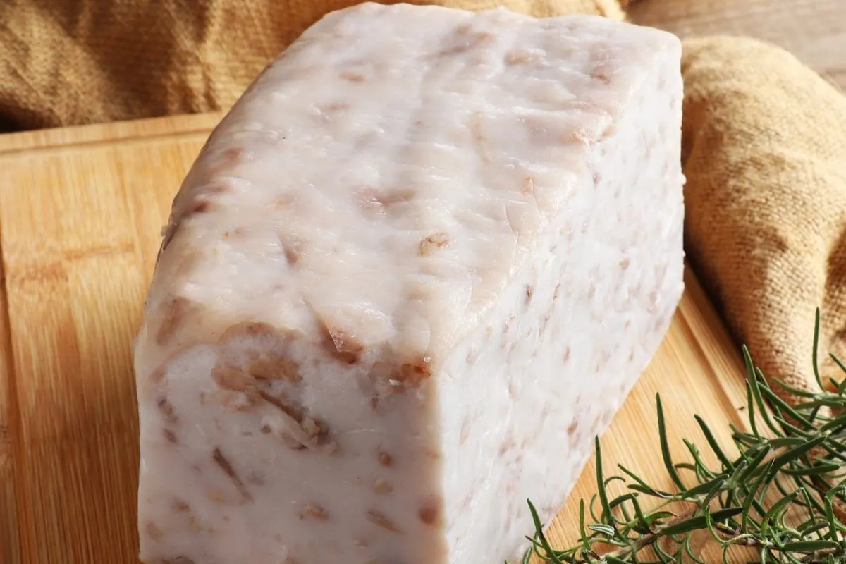 Khối mỡ lợn trắng trên thớt gỗ
