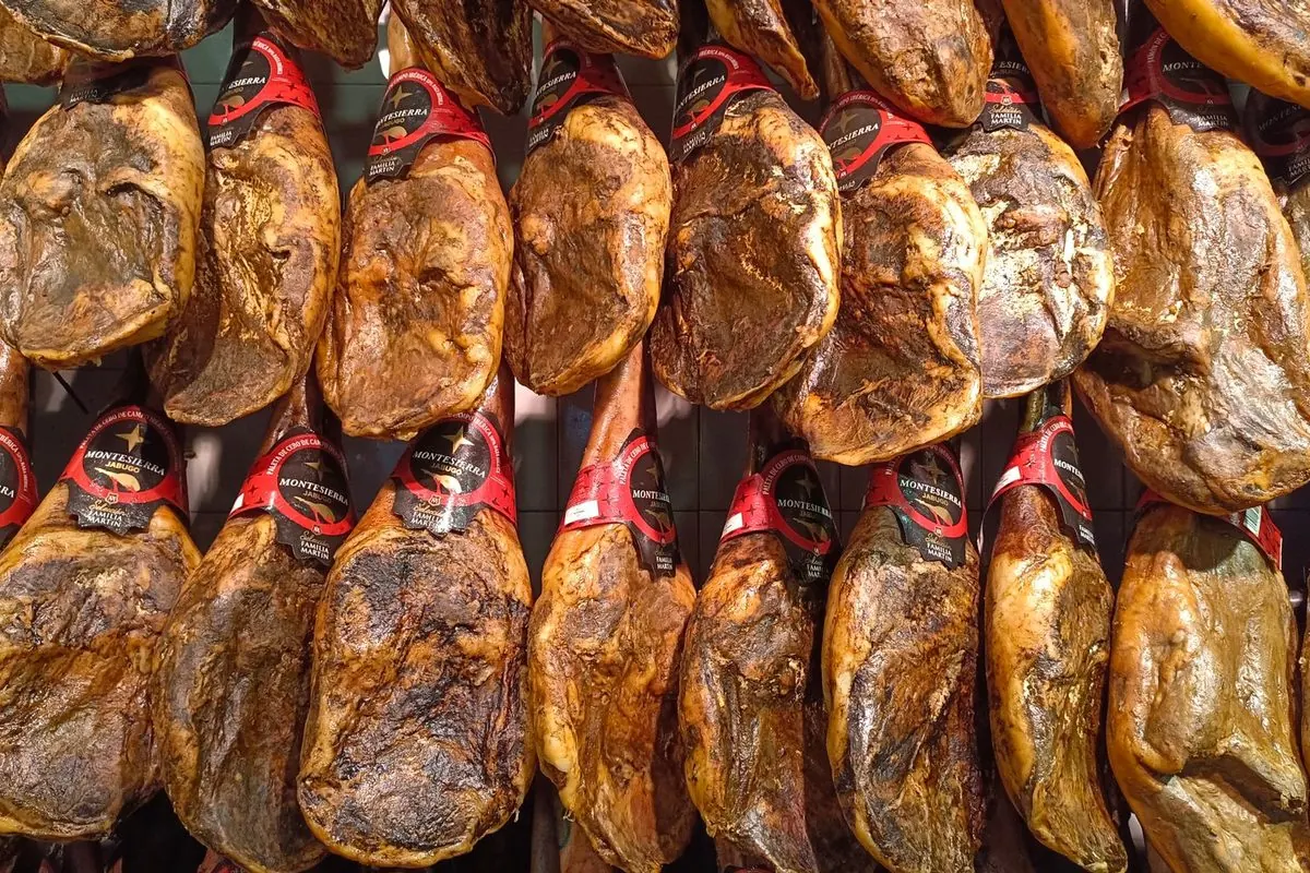 Hàng đùi lợn muối nguyên chiếc treo để ủ