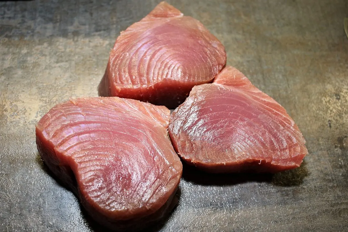 Ba miếng thăn cá ngừ đỏ sống trên mặt đá