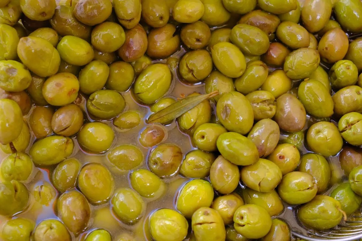 Quả ô liu xanh ngâm trong nước muối