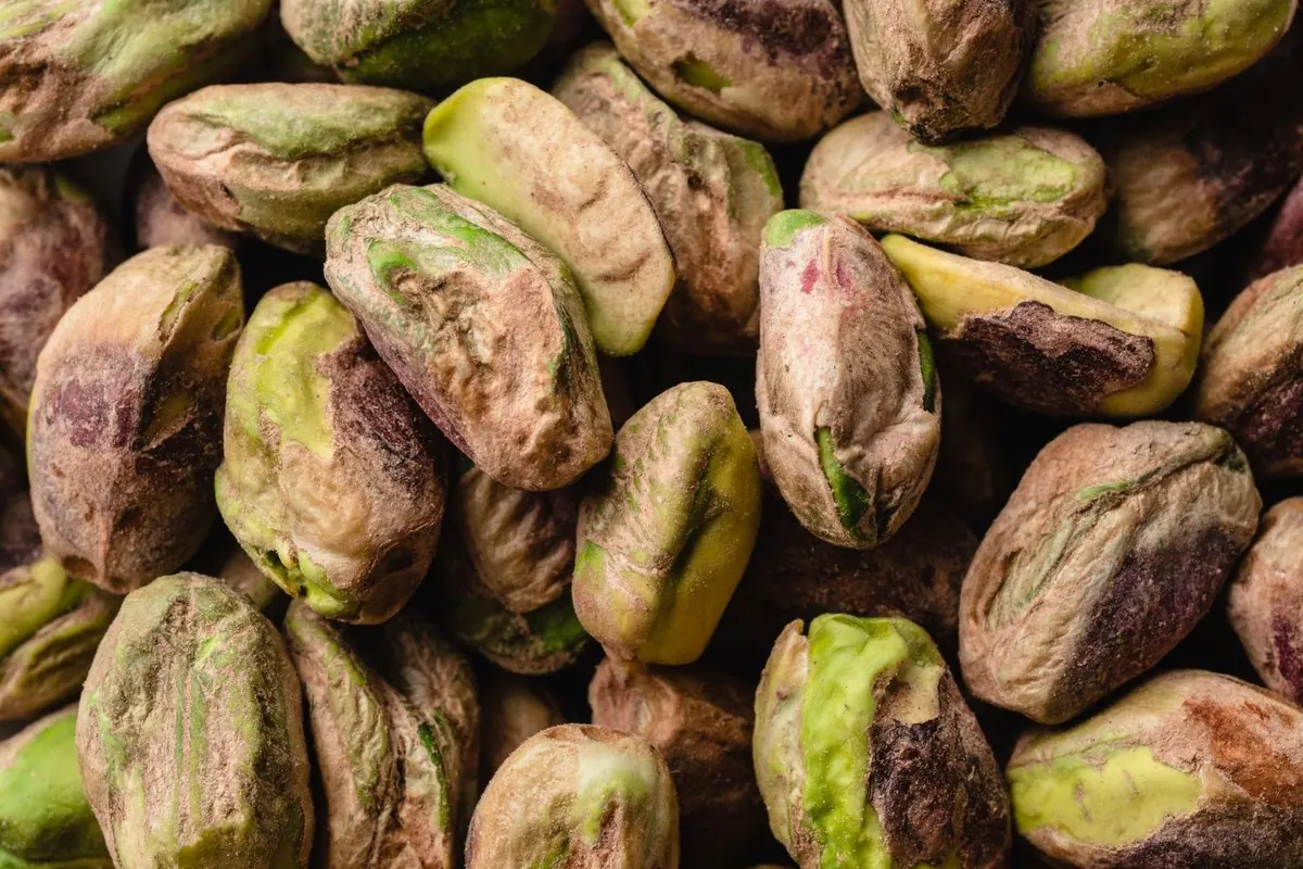 Cận cảnh nhân hạt dẻ cười đã tách vỏ còn lớp vỏ lụa