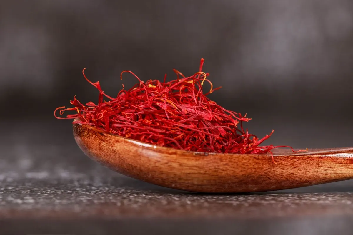 Sợi nghệ tây đỏ trên muỗng gỗ
