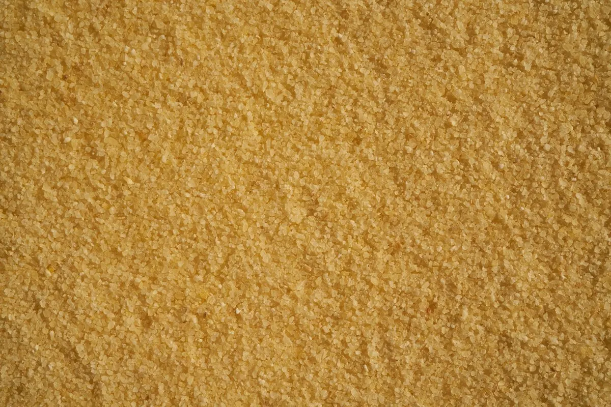 Hạt tấm bột mì semolina màu vàng trải kín khung hình