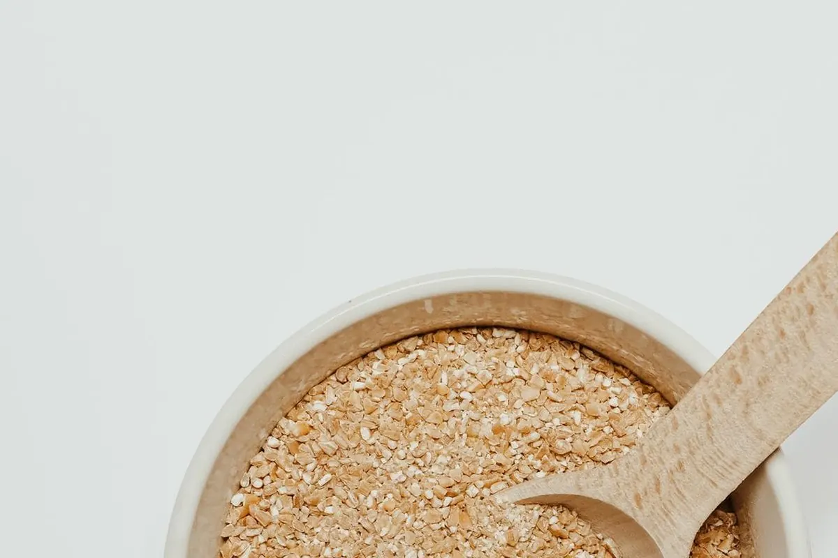 Hai bát sứ đựng cám và mầm ngũ cốc cùng muỗng gỗ
