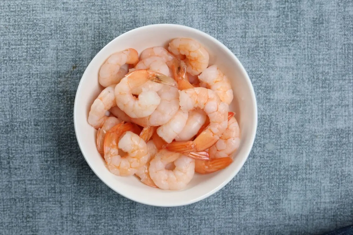 Tôm luộc bóc vỏ trong bát