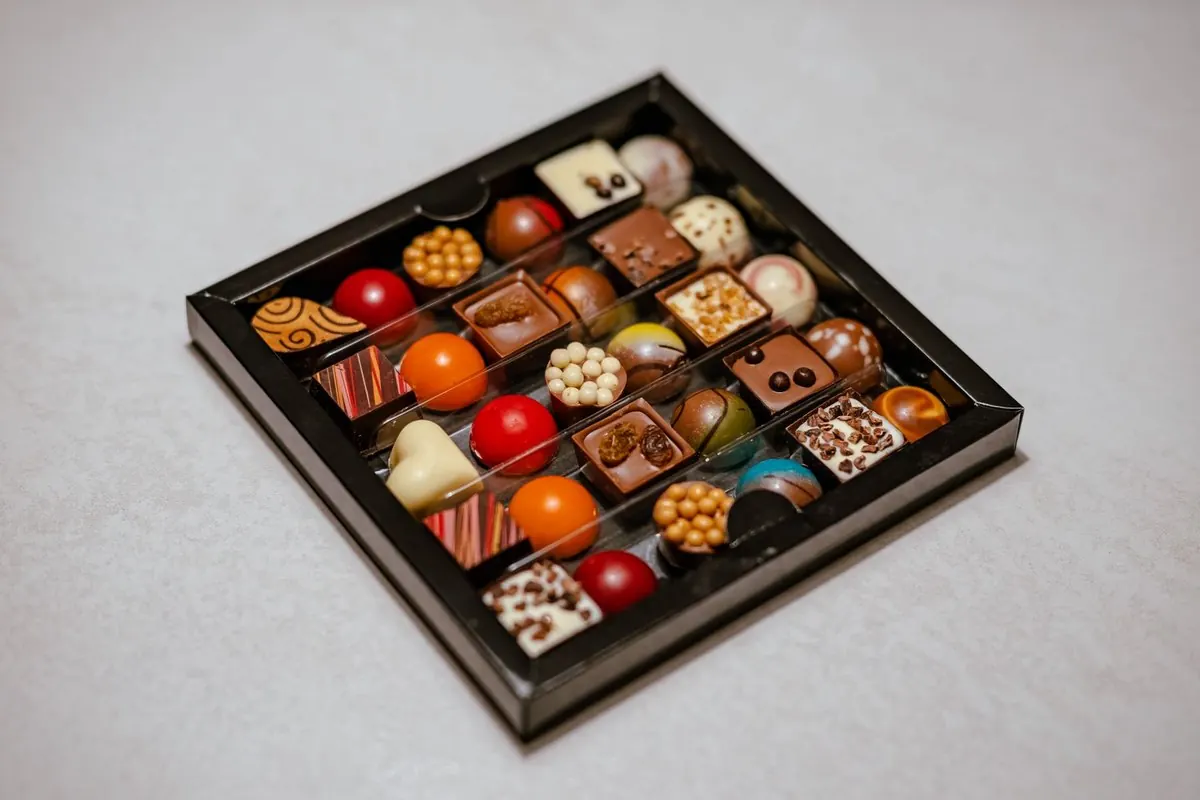 Hộp sô cô la nhân praline nhiều loại xếp thành hàng
