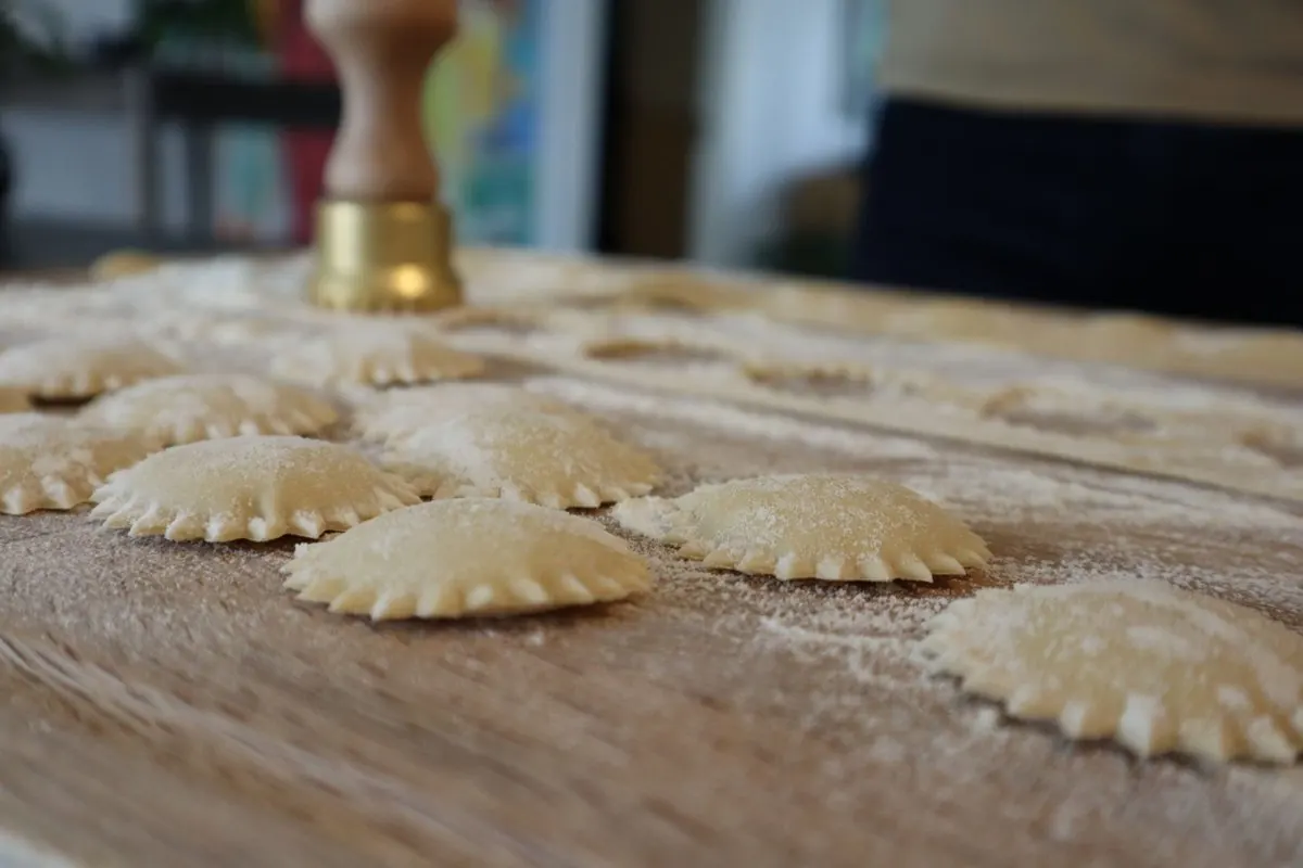 Bánh ravioli nhân sống vừa cắt trên thớt rắc bột