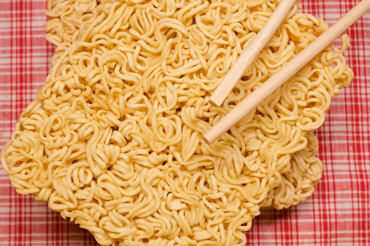 Vắt mì ăn liền khô với đôi đũa tre