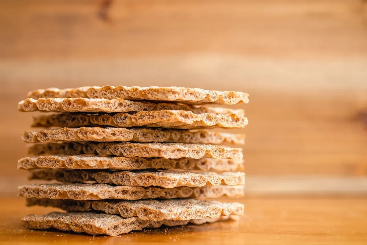 Chồng bánh mì giòn crispbread trên mặt gỗ