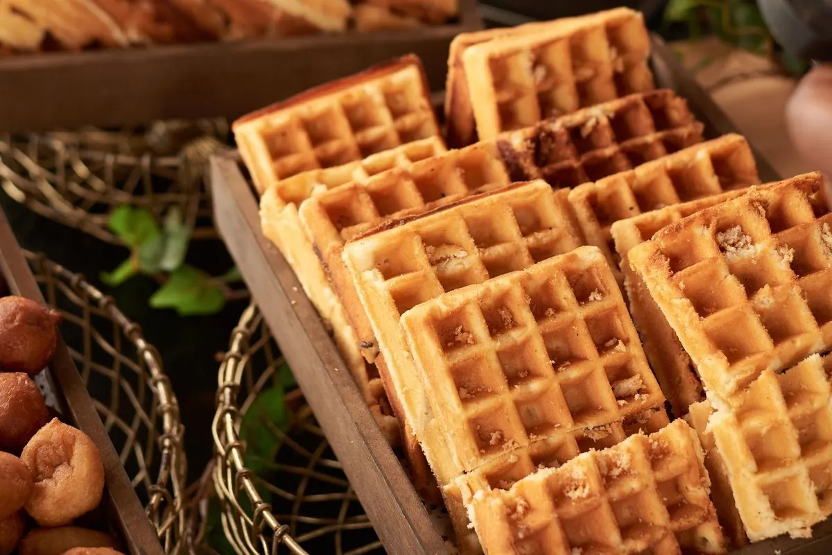 Bánh waffle nướng vàng xếp trong khay gỗ