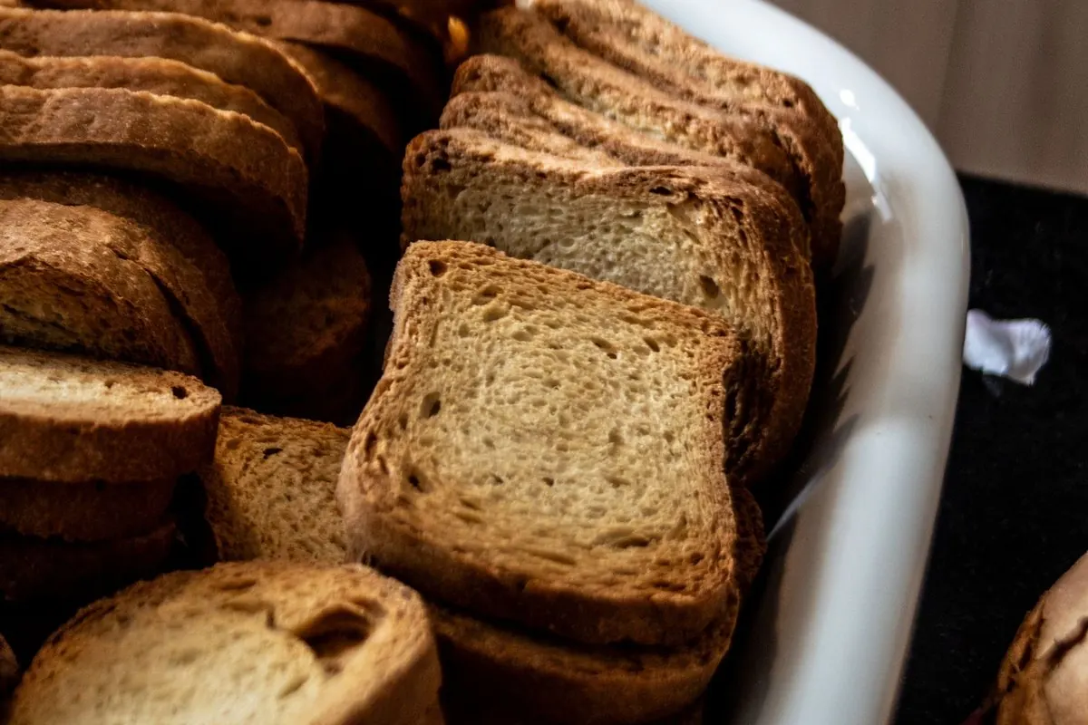 Bánh mì nướng khô rusk xếp trong khay trắng