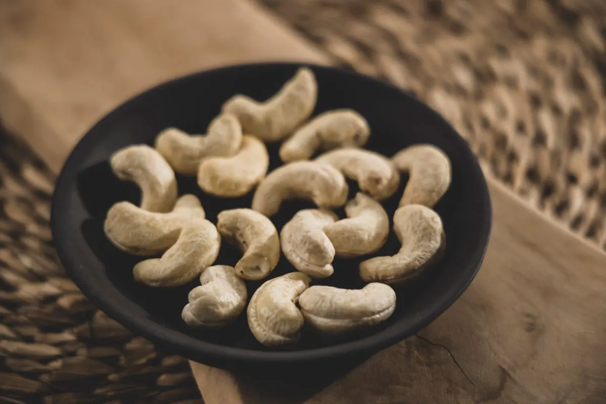 Hạt điều trong bát gốm đen