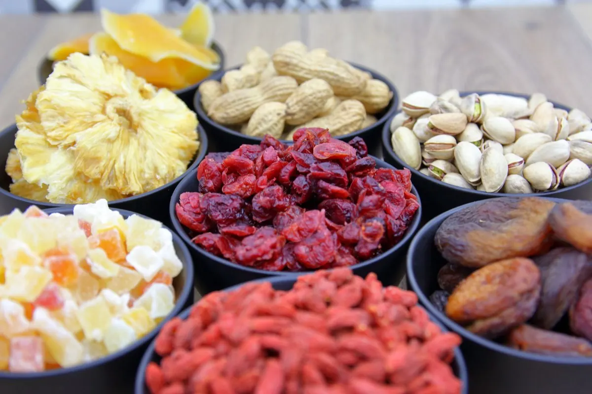Trái cây sấy và hạt trong các bát nhỏ