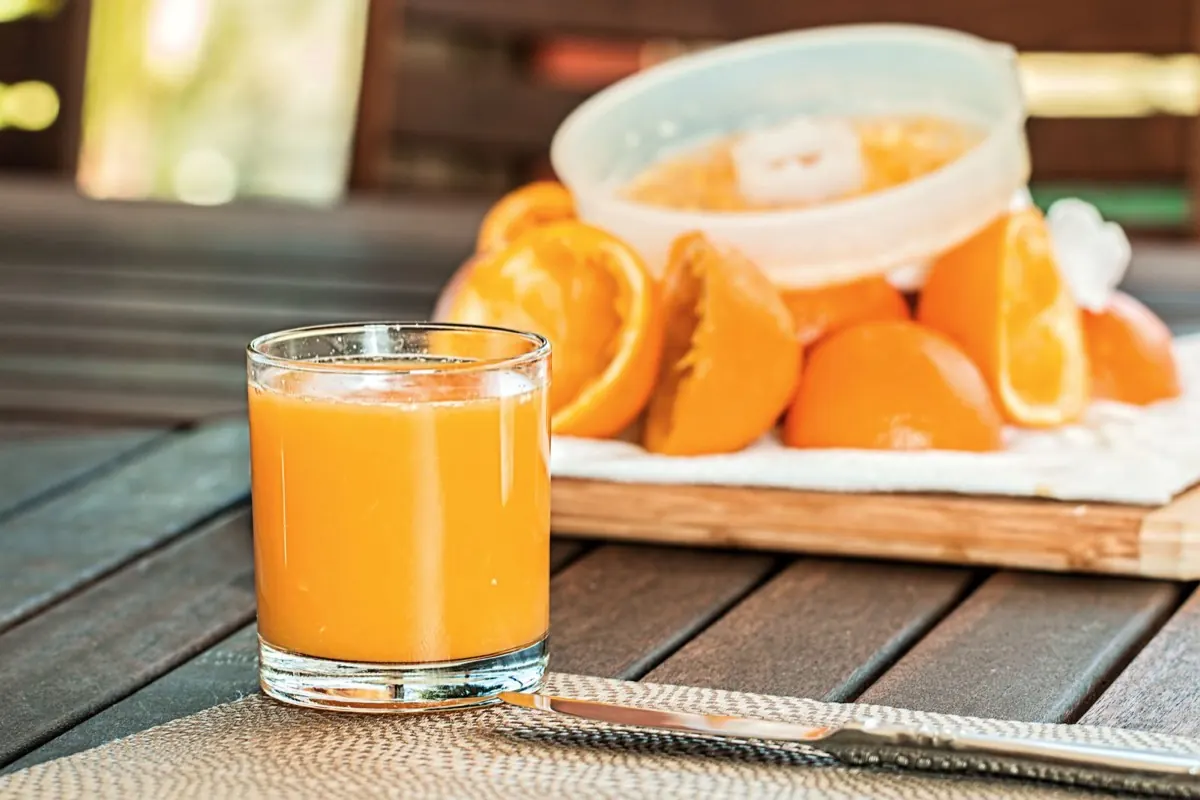 Ly nước cam vắt bên cam đã ép