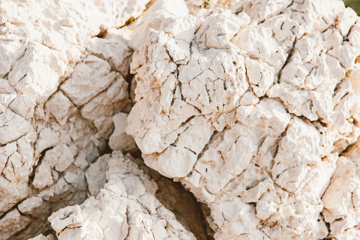Những tảng đá vôi trắng nứt vỡ, bề mặt thô