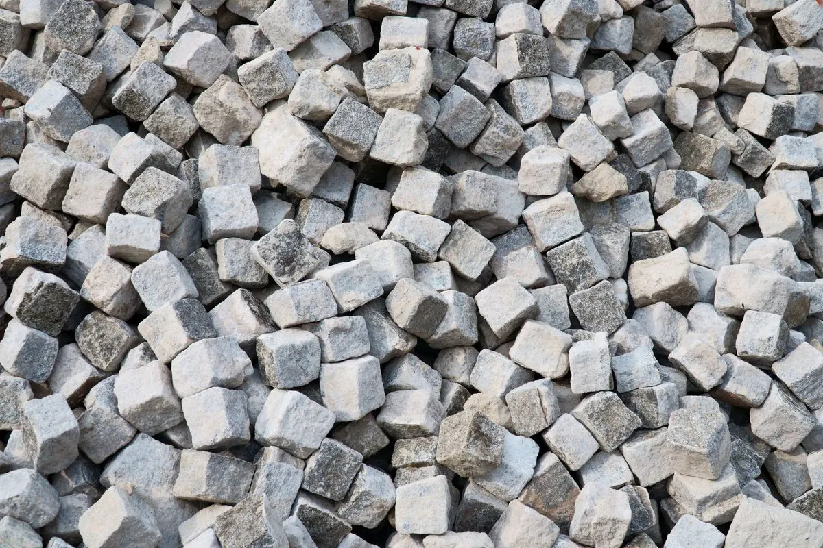 Đống đá granit xám cắt thành khối vuông nhỏ
