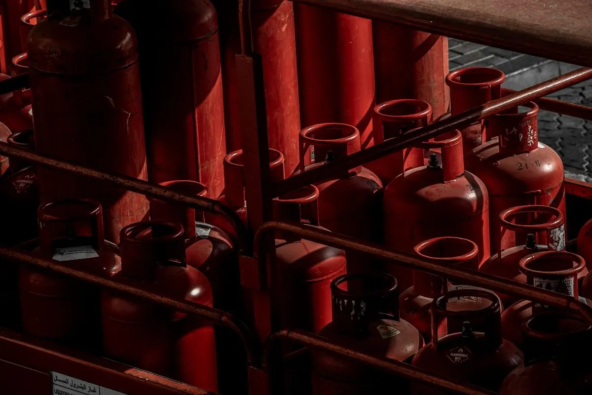 Bình gas hóa lỏng màu đỏ xếp trên giá thép