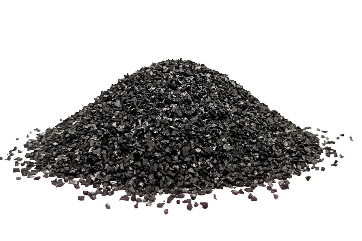 Đống hạt đen dạng than vụn trên nền trắng
