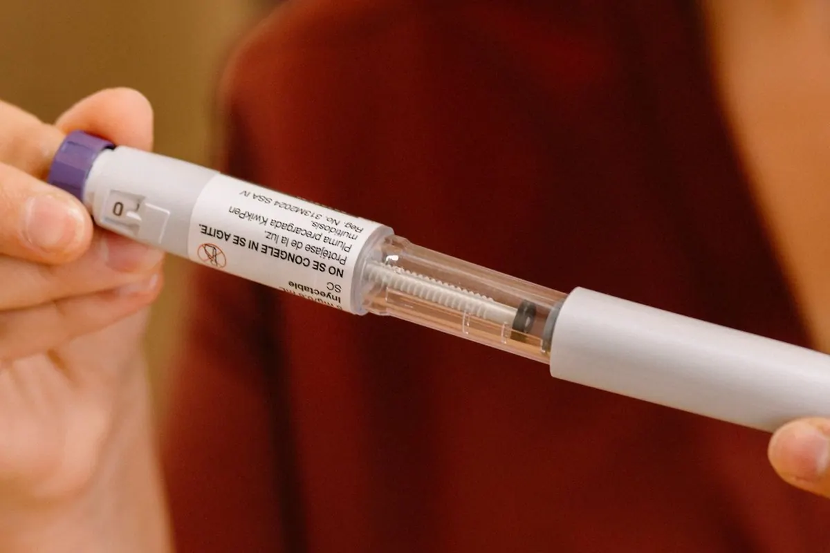 Tay cầm bút tiêm insulin đang chỉnh liều
