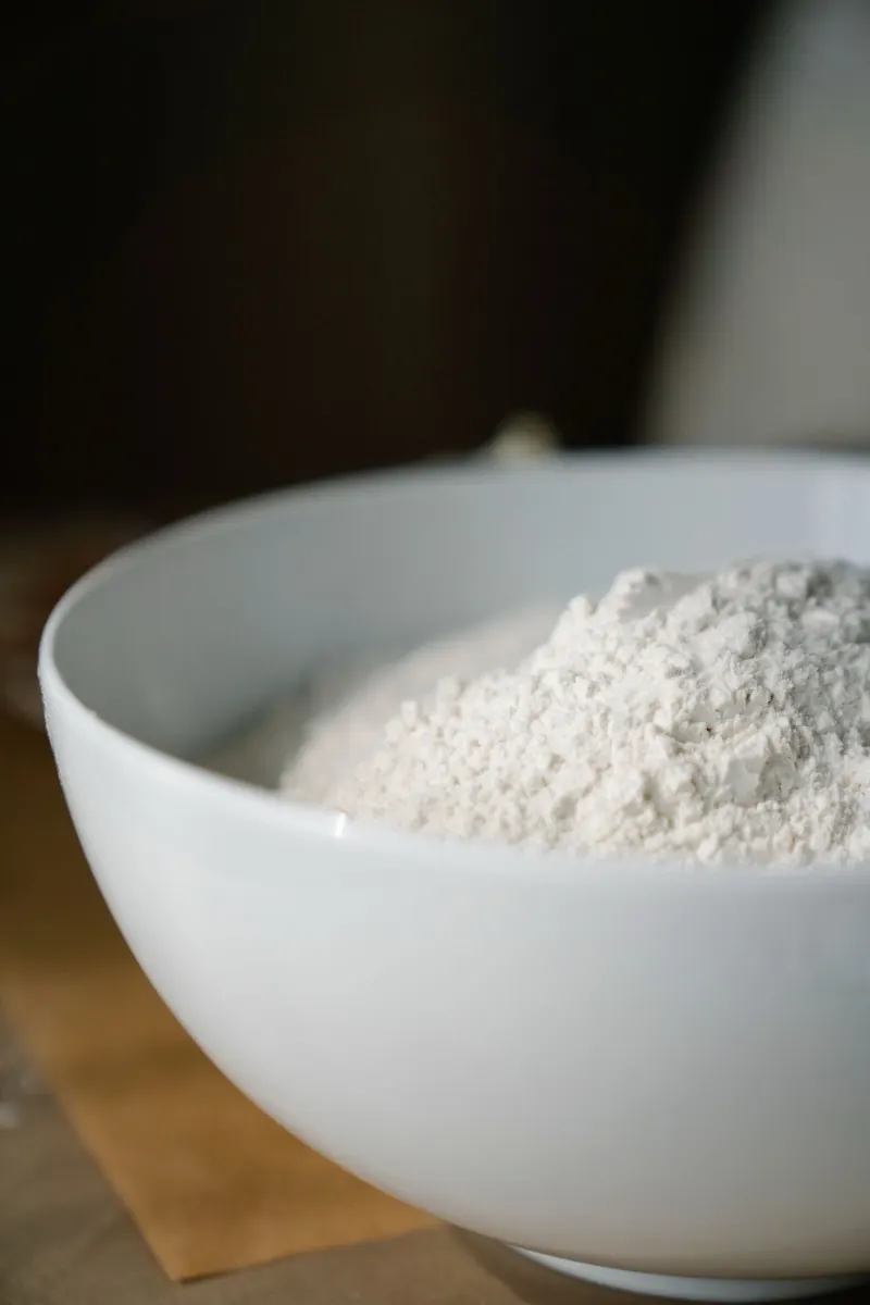 Bột màu trắng mịn trong bát sứ trắng