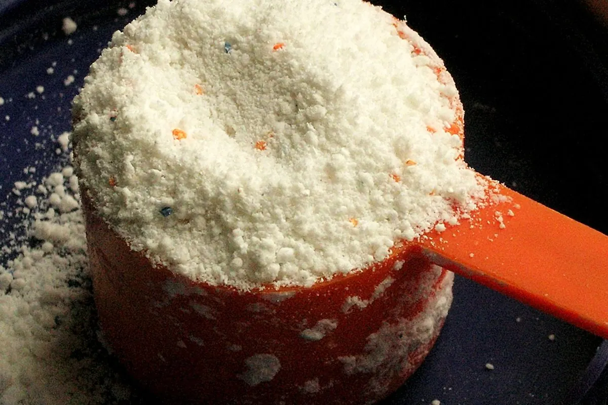 Muỗng bột giặt trắng đầy ắp