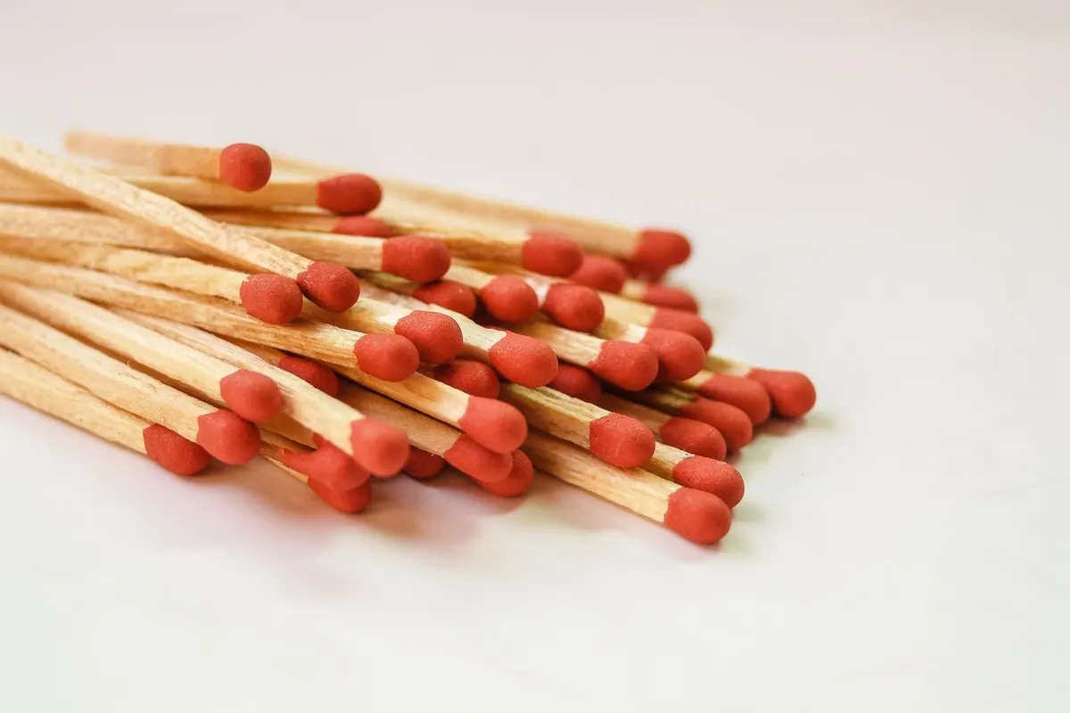 Đống que diêm đầu đỏ trên nền trắng