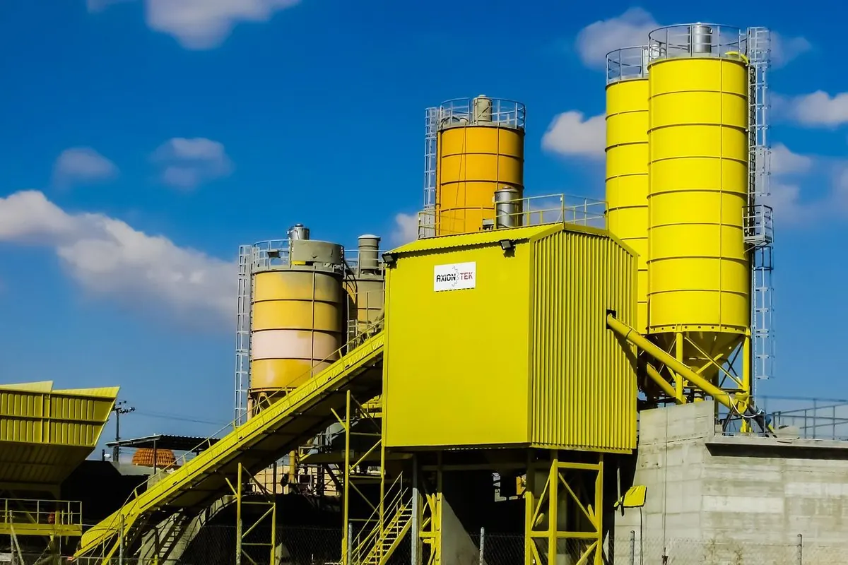 Trạm trộn bê tông với các silo vàng