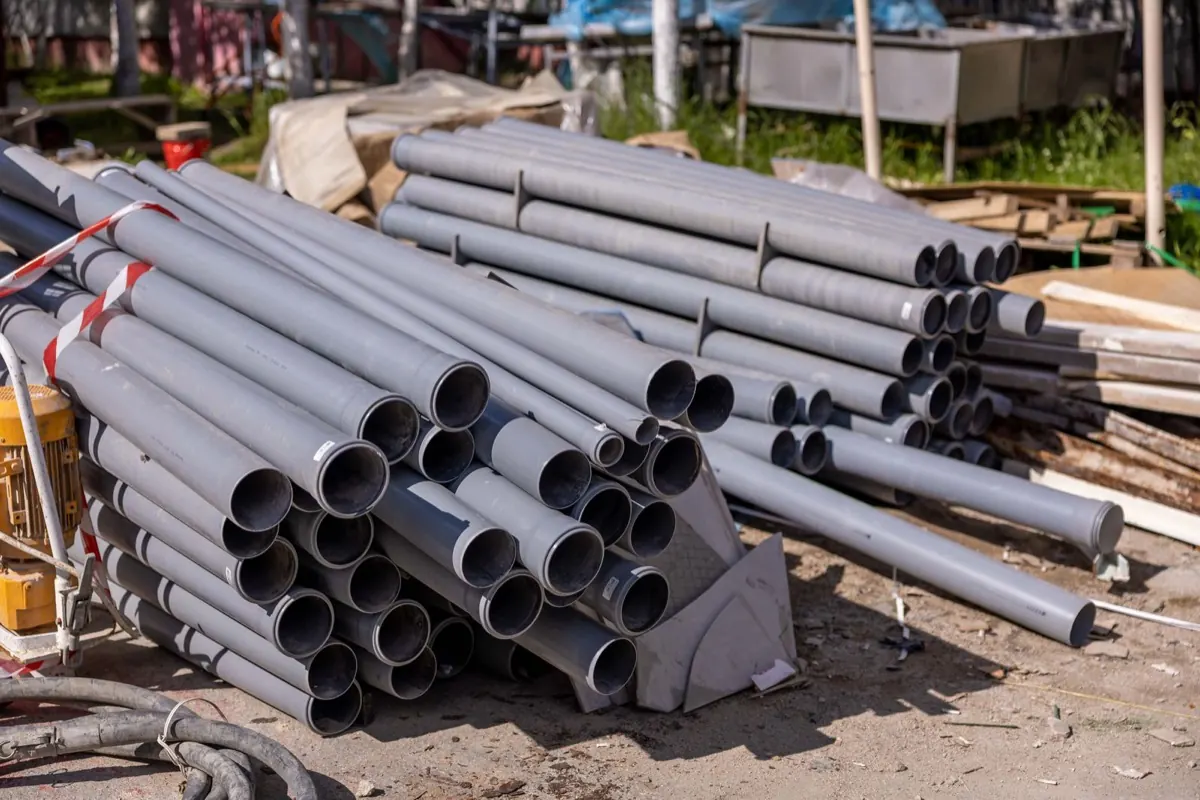 Ống nhựa PVC xám xếp tại công trường