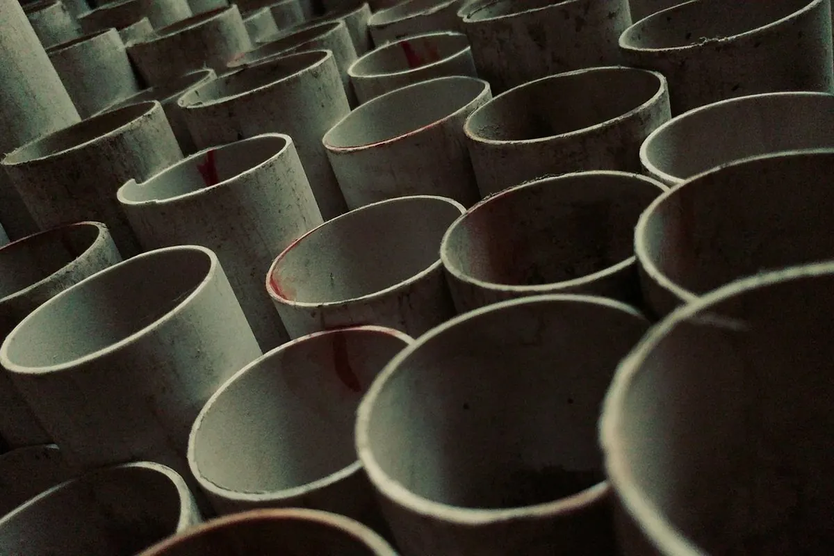 Đầu ống nhựa PVC xám xếp dày, nhìn từ phía miệng ống