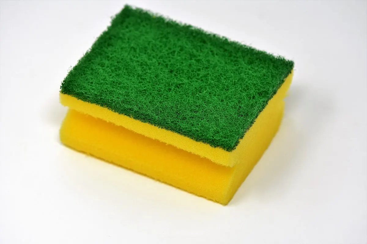 Miếng bọt biển rửa chén màu vàng có mặt nhám xanh