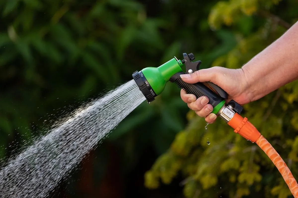 Ống cao su cam nối với đầu vòi phun