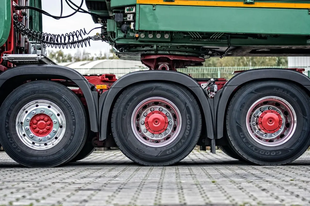 Dãy lốp xe tải bánh đôi nhìn từ bên hông