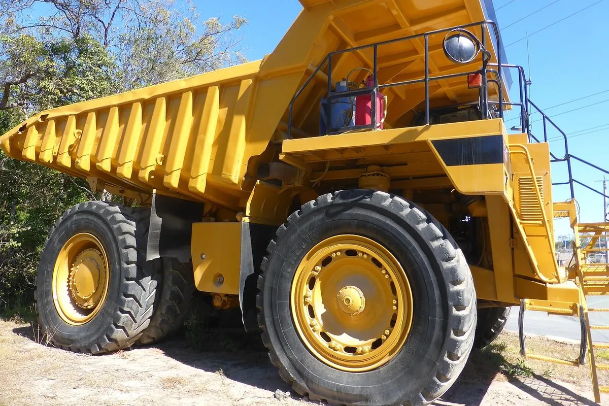 Xe ben khai thác mỏ màu vàng với lốp khổng lồ