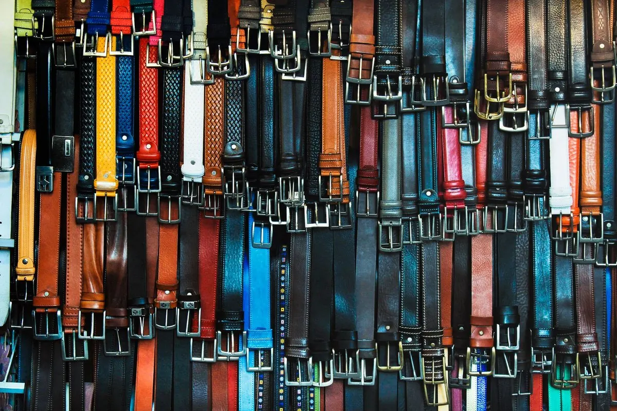 Rất nhiều thắt lưng da nhiều màu treo kín tường