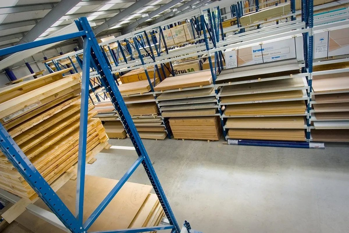 Kho xếp ván gỗ tấm trên giá sắt xanh