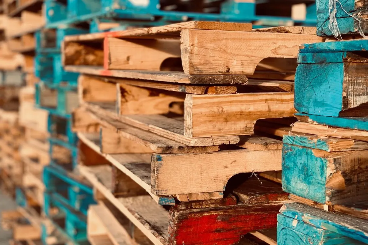 Chồng pallet gỗ xếp cao, một số sơn xanh