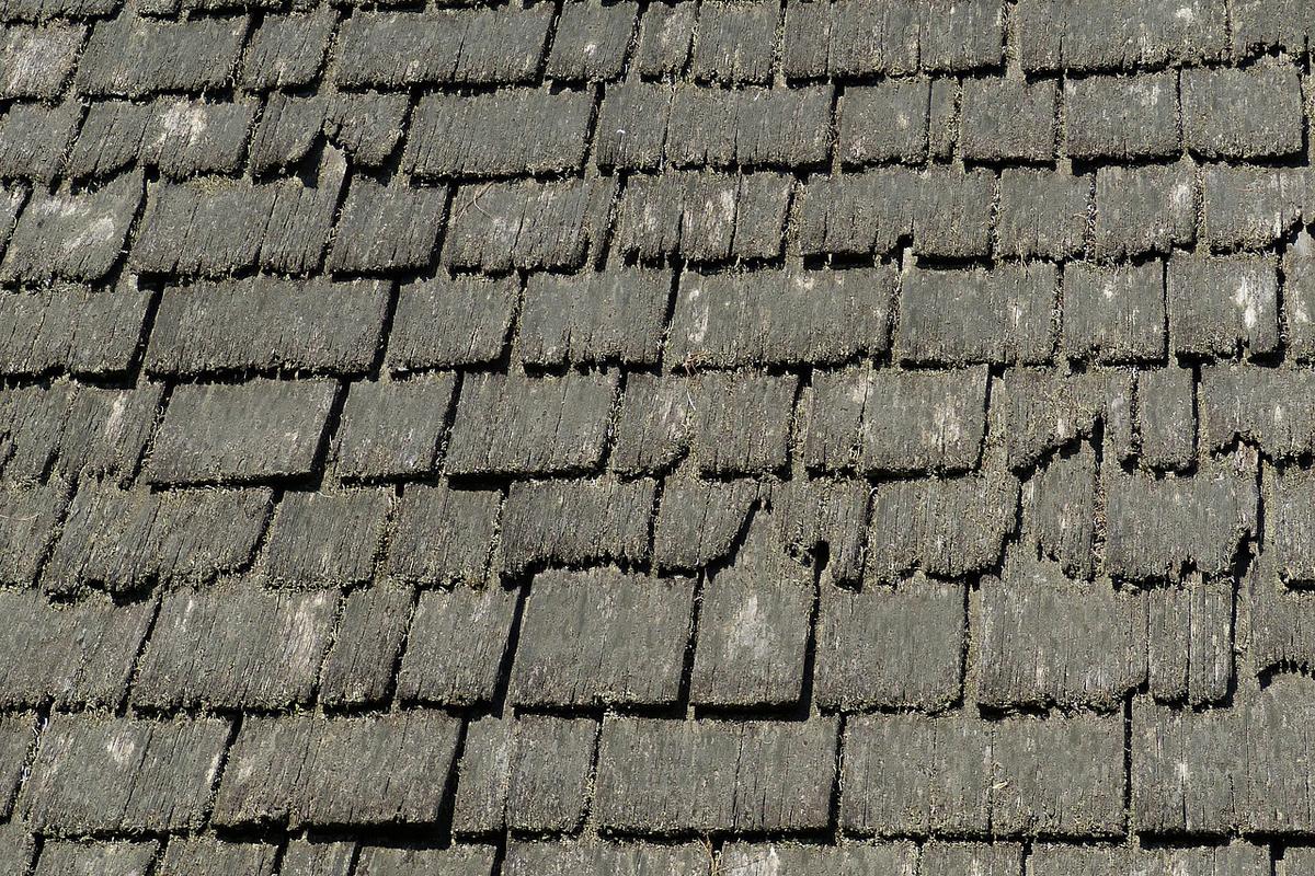 Roof covered with layered thin wooden shingles