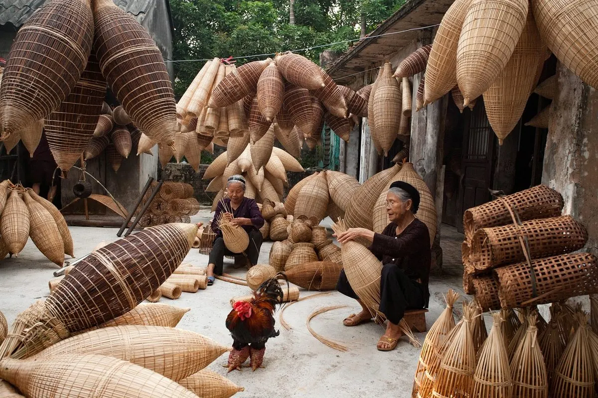 Giỏ và đồ đan bằng tre nan bày tại xưởng thủ công