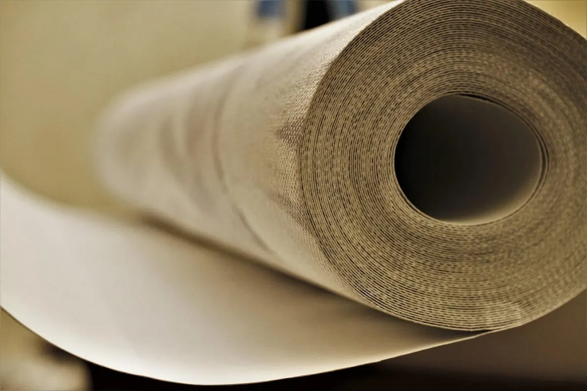 Cuộn giấy dán tường màu xám đặt nghiêng