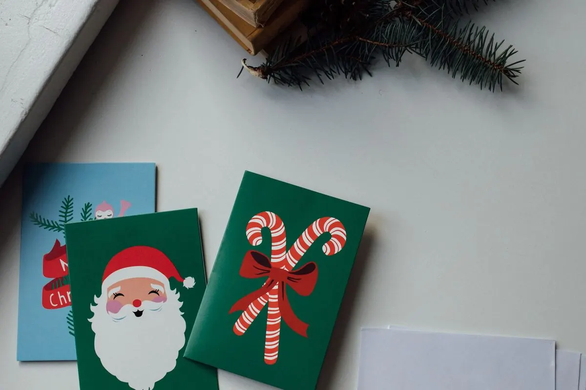 Những tấm thiệp chúc mừng Giáng sinh in hình ông già Noel và phong bì trắng