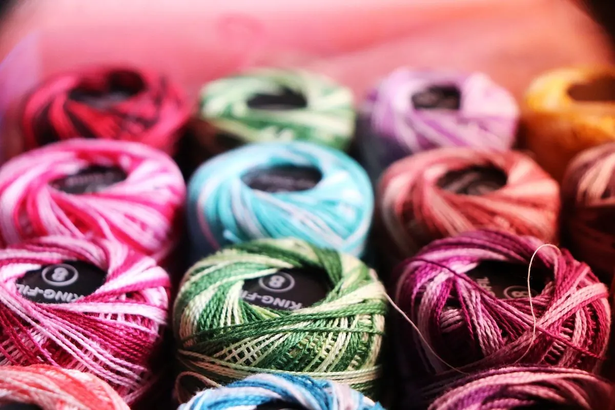 Các cuộn chỉ cotton thêu nhiều màu