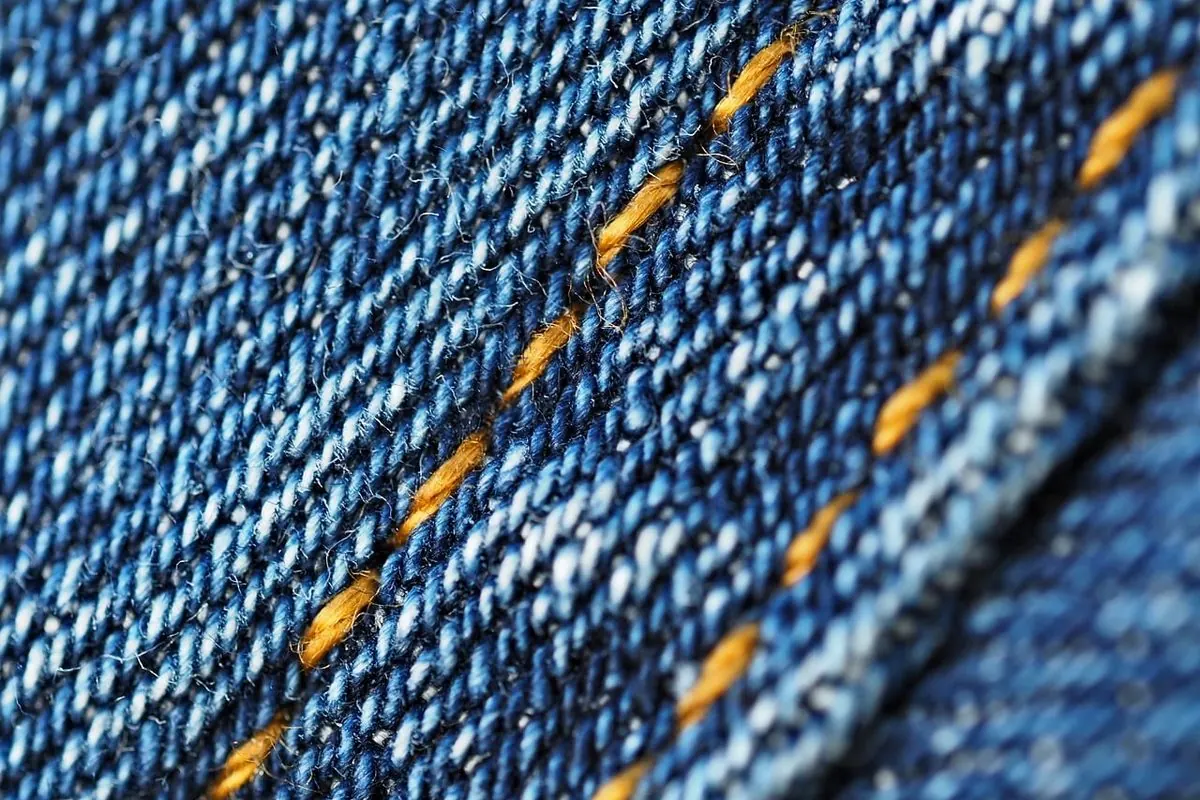 Vải denim xanh dệt vân chéo, đường chỉ vàng chạy chéo